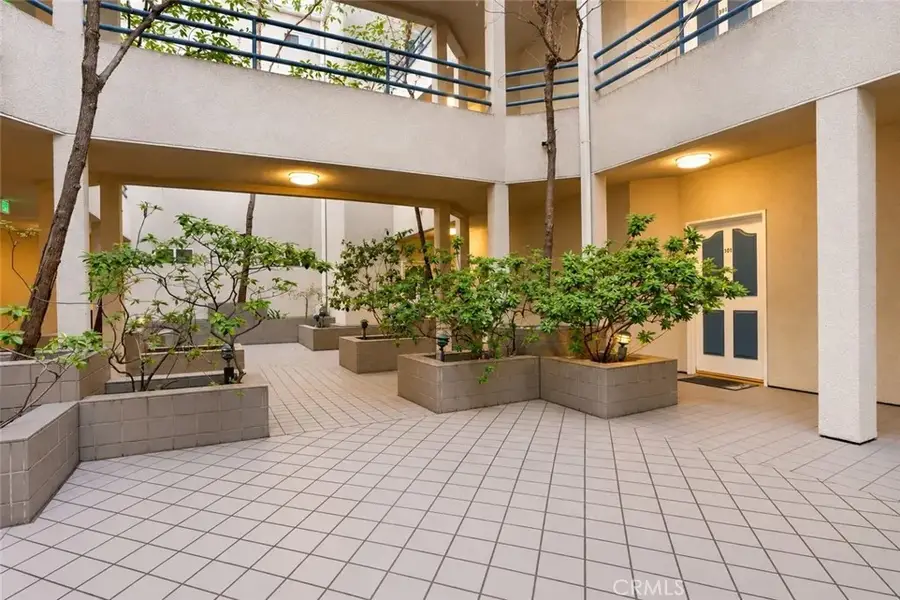 14415 Benefit Street #101, Sherman Oaks, CA 91423 - #2