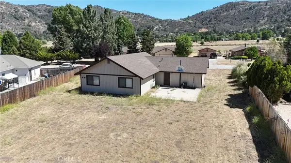 30001 Caddy Ln, Tehachapi, CA 93561
