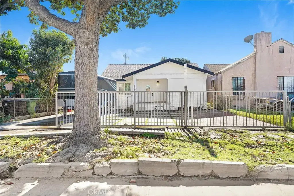 230 E 75th Street, Los Angeles, CA 90003 - Image #1