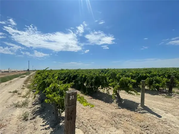 1 S Plumas, Kerman, CA 93630