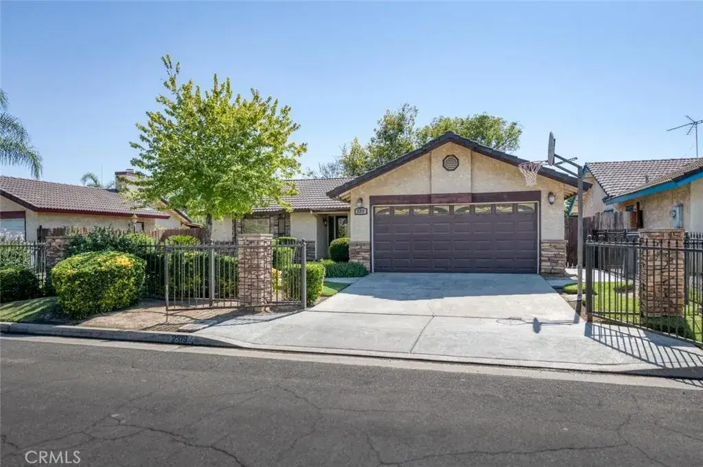 2319 S Pierce, Fresno, CA 93725 - #1