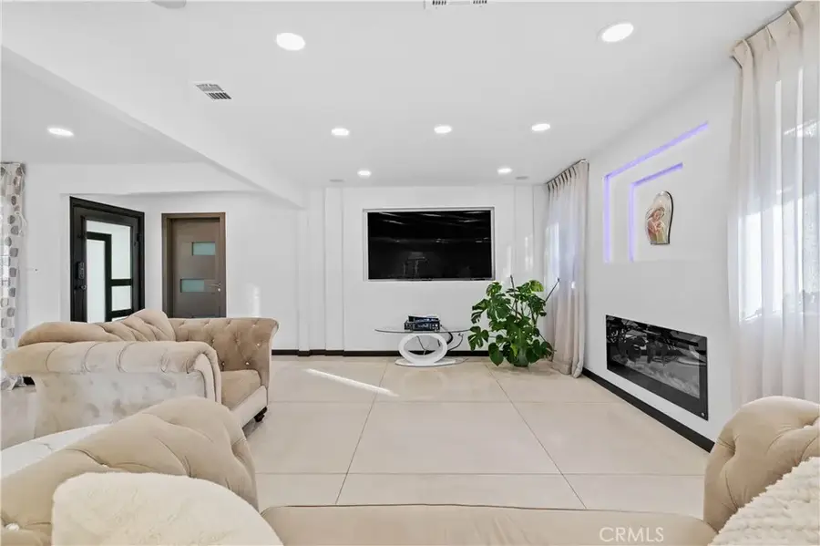 10533 Samoa Avenue, Tujunga, CA 91042 - Image #3