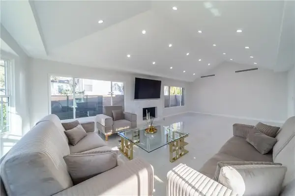 902 E Walnut Avenue, Burbank, CA 91501