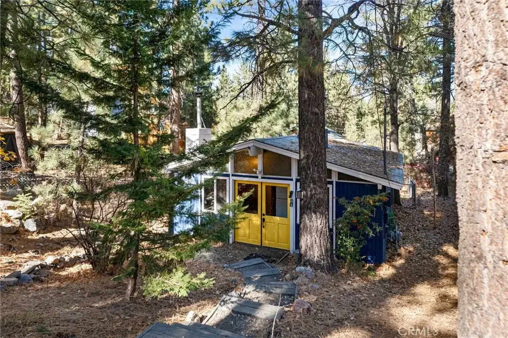 1141 W Alta Vista Avenue, Big Bear City, CA 92314 - #1