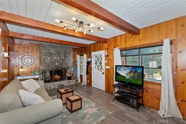 1069 Nesthorn Drive, Crestline, CA 92325