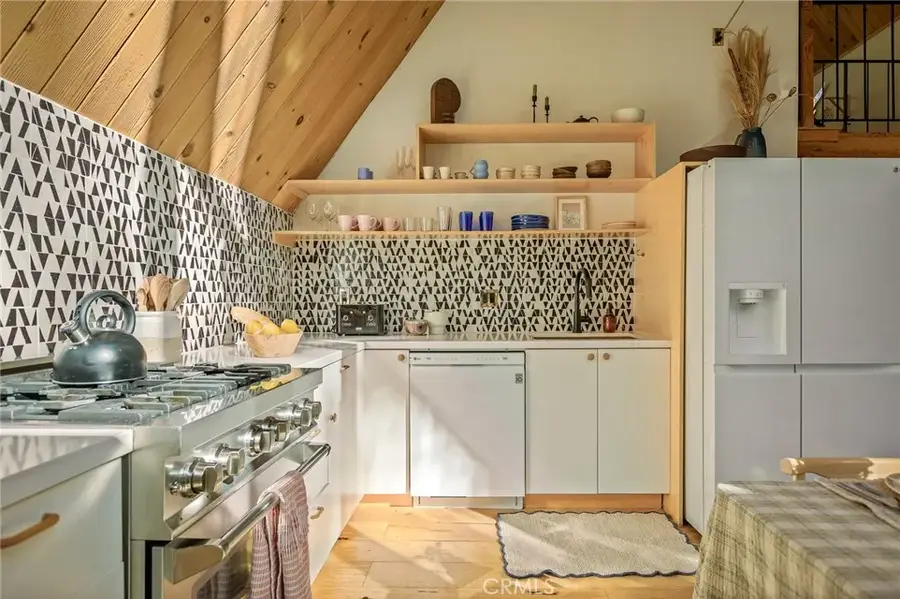 385 Birchwood Drive, Lake Arrowhead, CA 92352 - Image #2