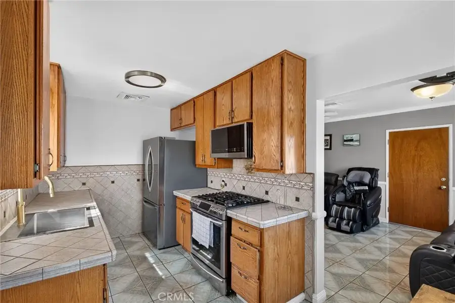 424 E 3rd, Rialto, CA 92376 - #3
