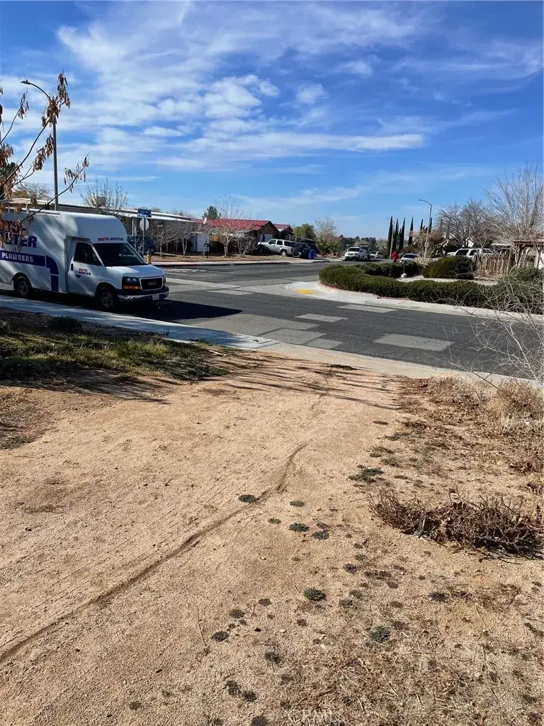 13991 Riviera Dr, Victorville, CA 92395 - Image #3