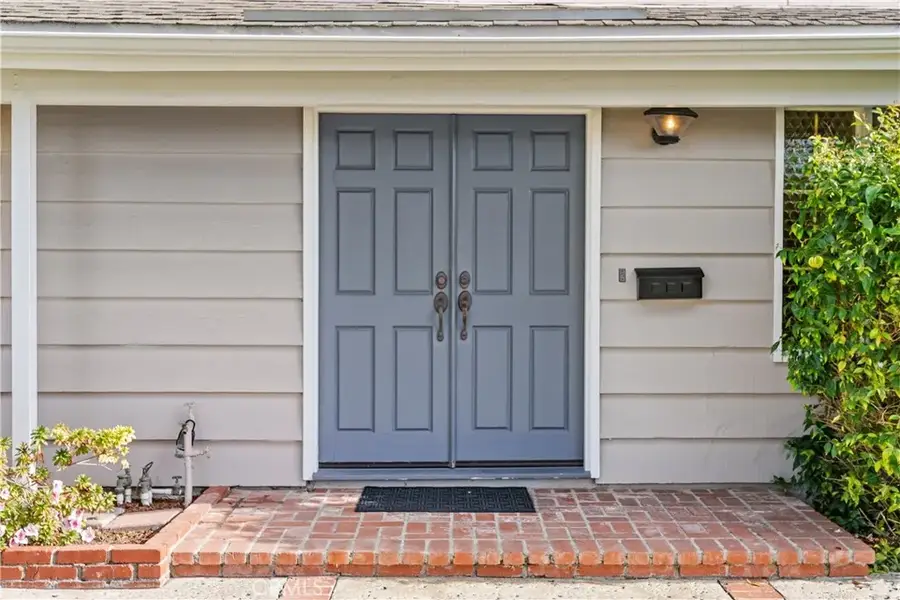 17942 Caledonia Circle, Huntington Beach, CA 92647 - Image #3