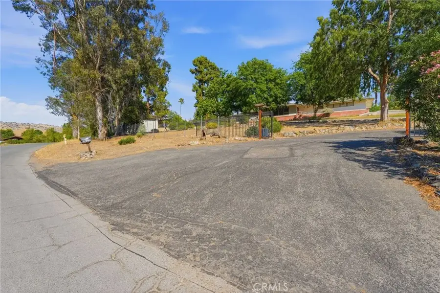 84 S Park St, Porterville, CA 93257 - #2