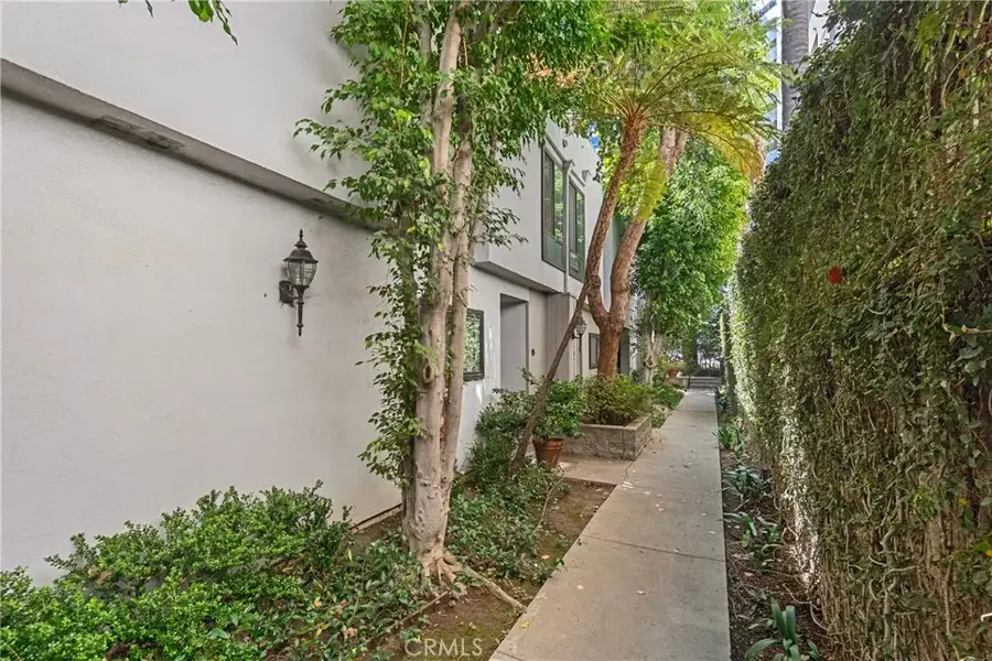 10933 Wellworth Avenue #10, Los Angeles, CA 90024 - #2