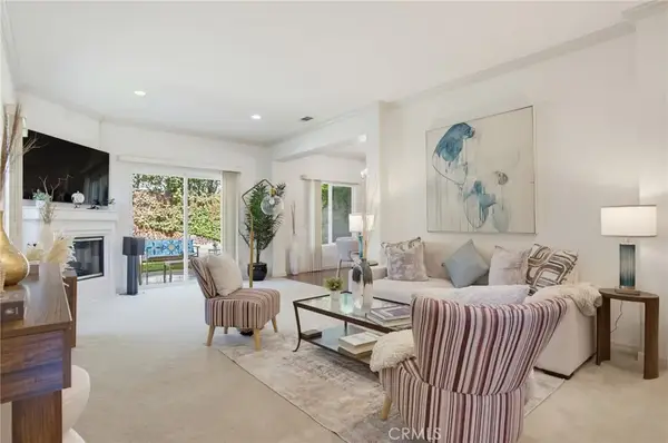 15735 Wyandotte, Lake Balboa, CA 91406