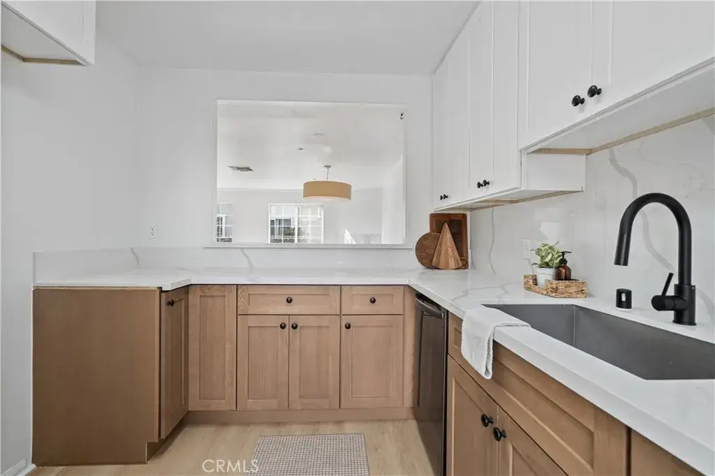 15920 Sherman Way #8, Van Nuys, CA 91406 - Image #1