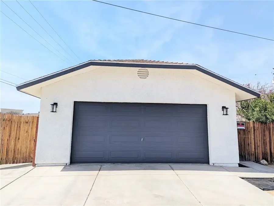 15354 Kiamichi Rd, Apple Valley, CA 92307 - #3