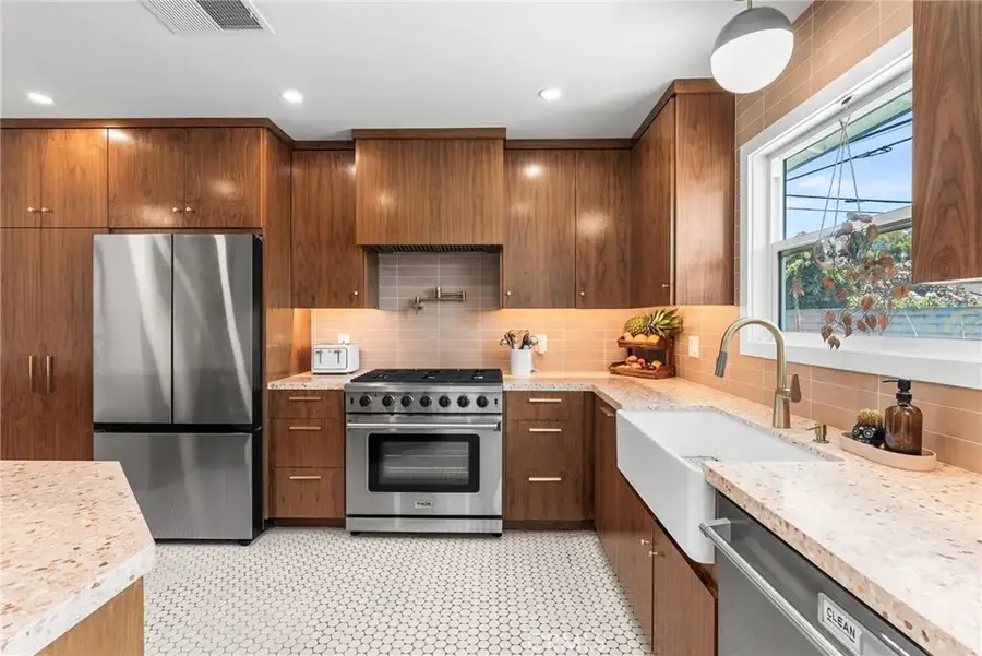 2410 W Broadway, Anaheim, CA 92804 - #2