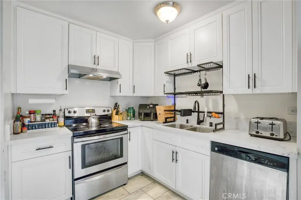 7300 Lennox Avenue #J5, Van Nuys, CA 91405 - Image #1