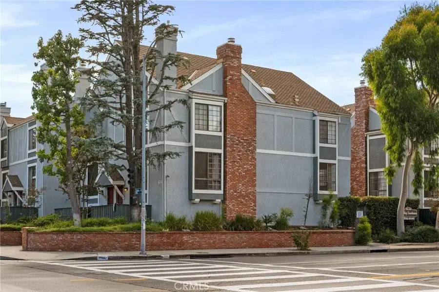 18100 Burbank #14, Tarzana, CA 91356 - Image #2