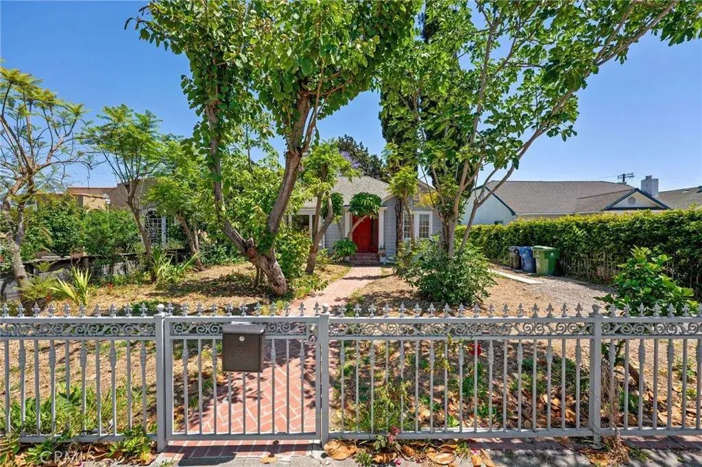 1106 S Victoria Avenue, Los Angeles, CA 90019 - #1