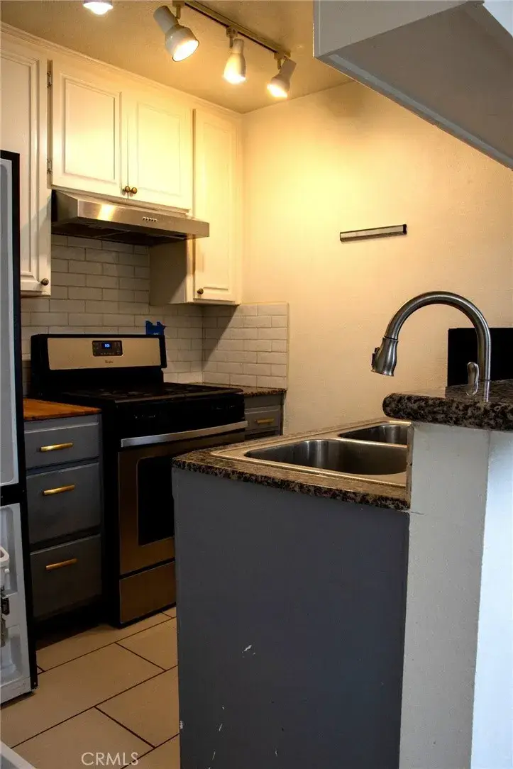 7045 Woodley Avenue #124, Lake Balboa, CA 91406 - Image #3