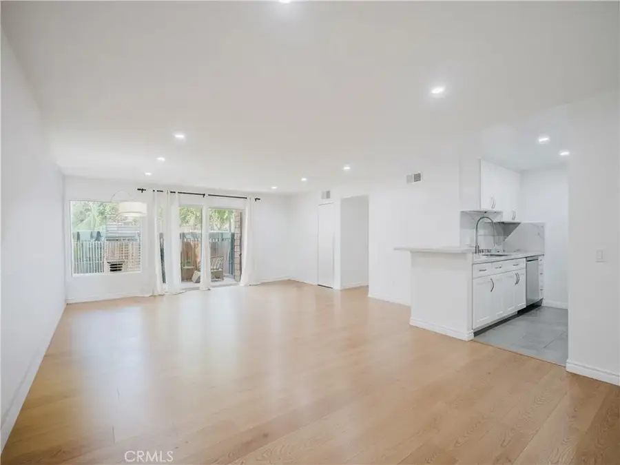 5700 Etiwanda Avenue #102, Tarzana, CA 91356 - Image #2