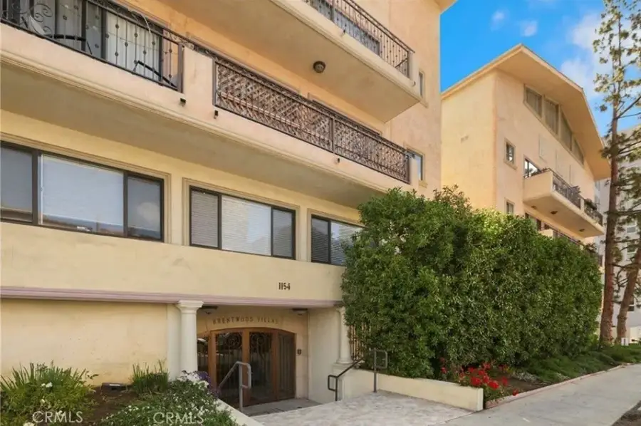 1154 S Barrington Avenue #103, Los Angeles, CA 90049 - Image #2