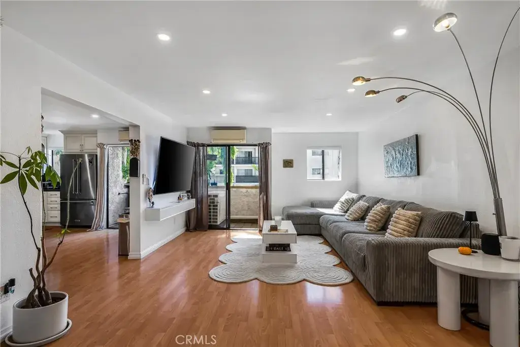 18530 Hatteras Street #213, Tarzana, CA 91356 - Image #1