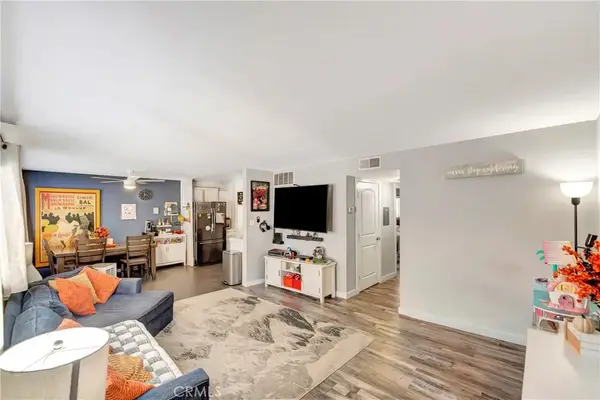 18601 Collins Street #D17, Tarzana, CA 91356