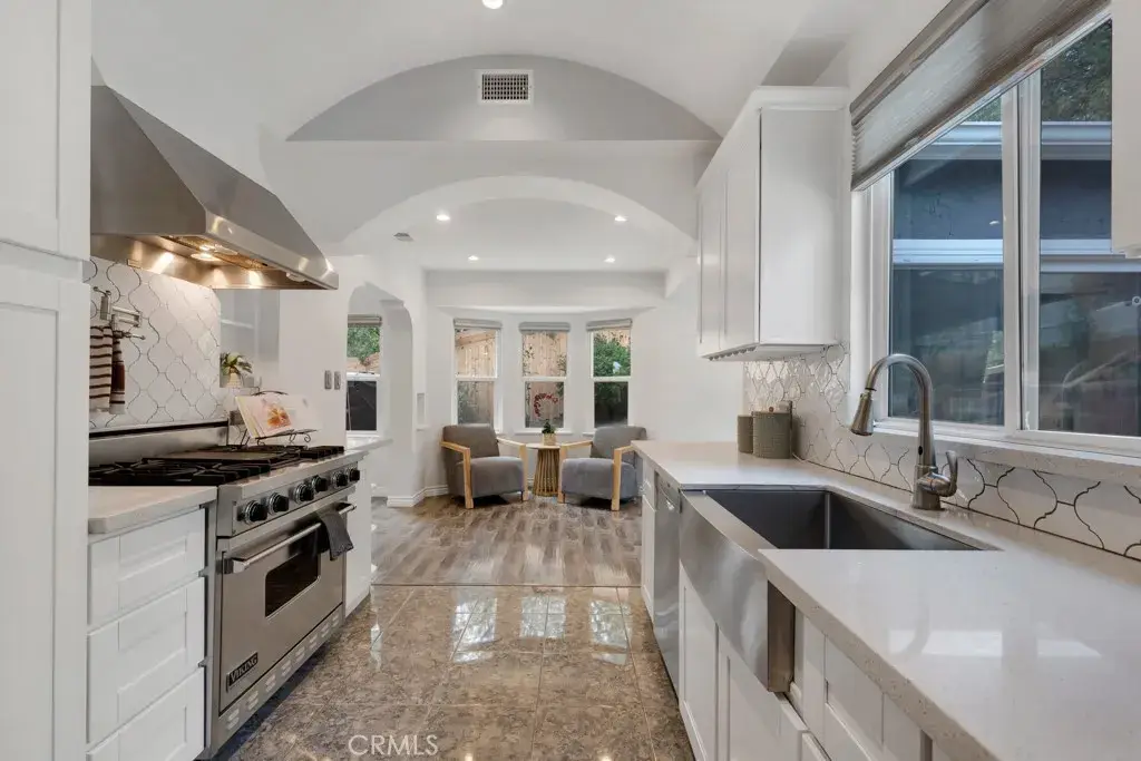 19419 Oxnard Street, Tarzana, CA 91356 - Image #1