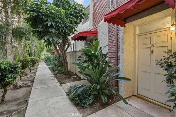 6540 Hayvenhurst Avenue #3, Lake Balboa, CA 91406