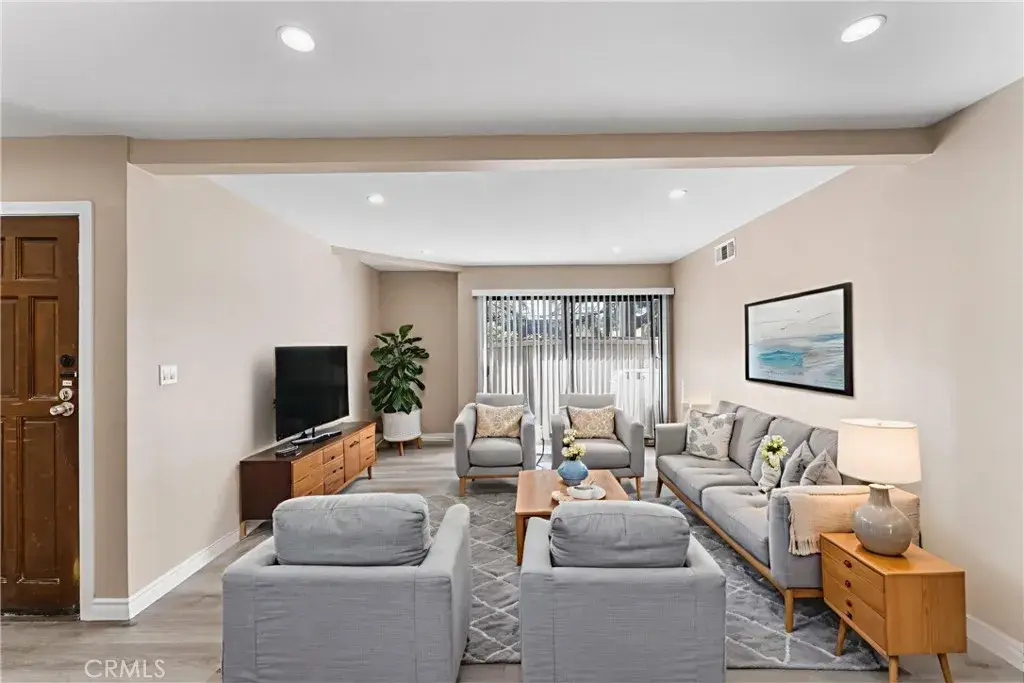 15511 Sherman Way #1, Van Nuys, CA 91406 - Image #1