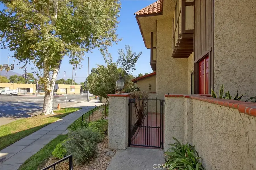 400 W Riverside Drive #2, Burbank, CA 91506 - Image #2