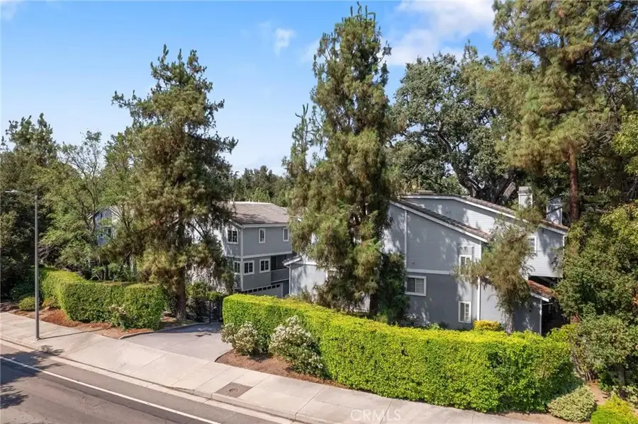 23163 Mulholland Drive Unit 6, Woodland Hills, CA 91364 - Image #2