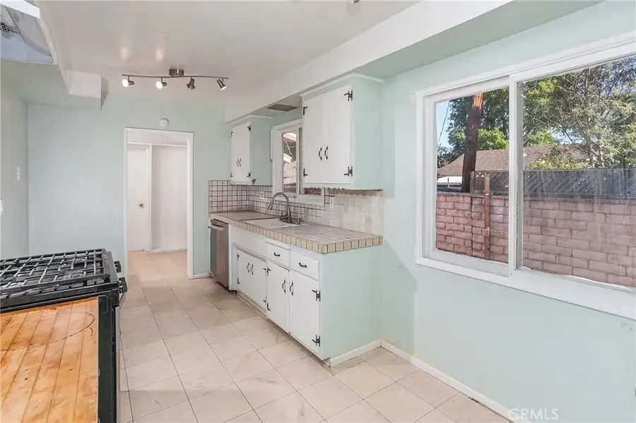 7915 Owensmouth Avenue, Canoga Park, CA 91304 - #2