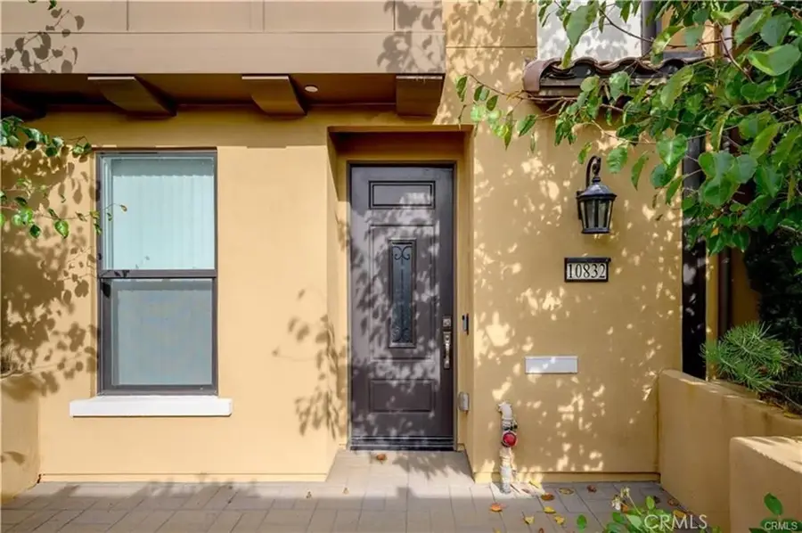 10832 W Riverton Court, Toluca Lake, CA 91602 - Image #2