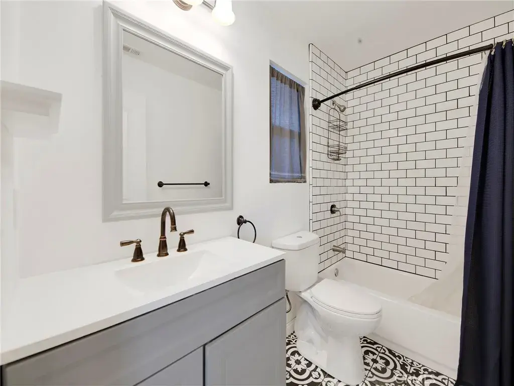 6215 Glide Avenue, Woodland Hills, CA 91367 - #1