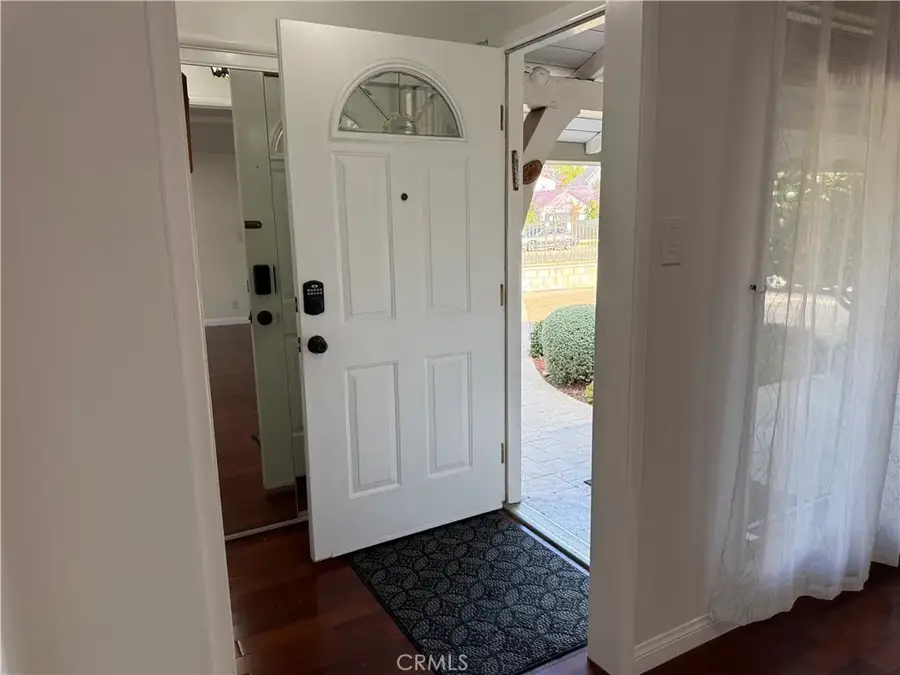 5517 Woodman Ave., Sherman Oaks, CA 91401 - #3