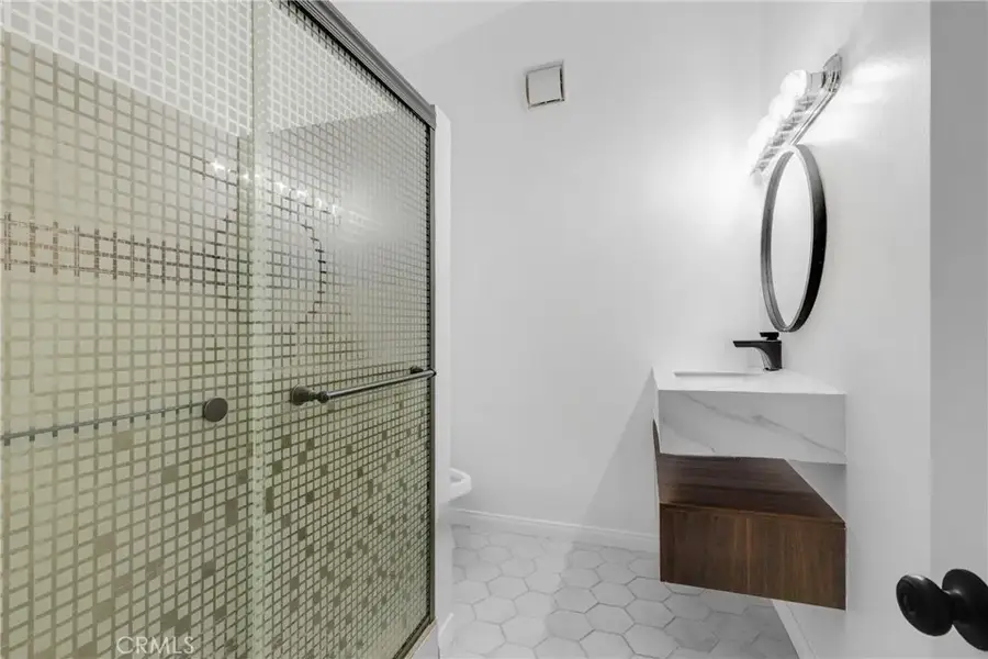 20540 Oxnard Street, Woodland Hills, CA 91367 - #2