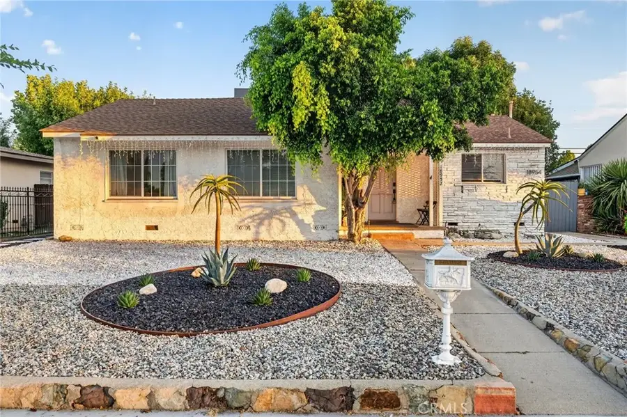 18952 Victory Boulevard, Tarzana, CA 91335 - #2