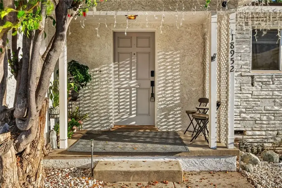 18952 Victory Boulevard, Tarzana, CA 91335 - #3