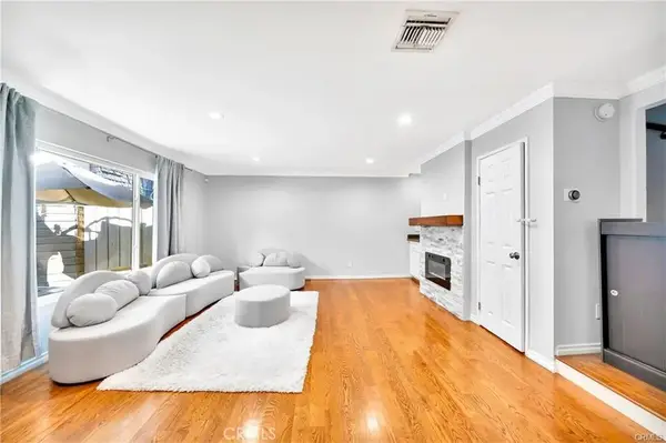 18631 Collins #10, Tarzana, CA 91356