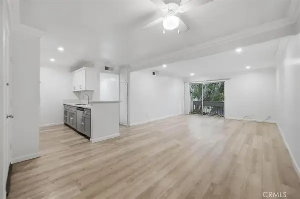 18620 Hatteras Street #206, Tarzana, CA 91356