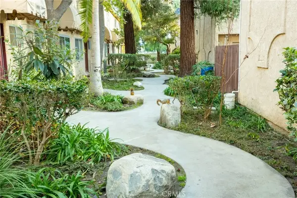 17135 Roscoe Boulevard #7, Northridge, CA 91325