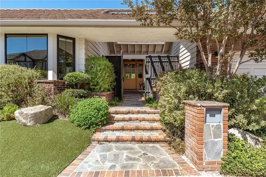 5959 Woodland View Drive, Woodland Hills, CA 91367 - #2