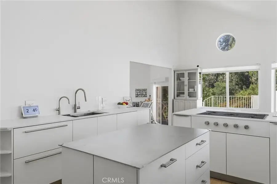 411 Woodcliffe, Pasadena, CA 91105 - #2