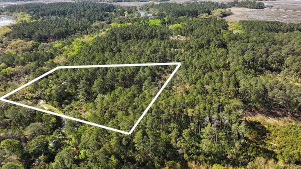 34 Old Smugglers Wharf Road, Saint Helena Island, SC 29920