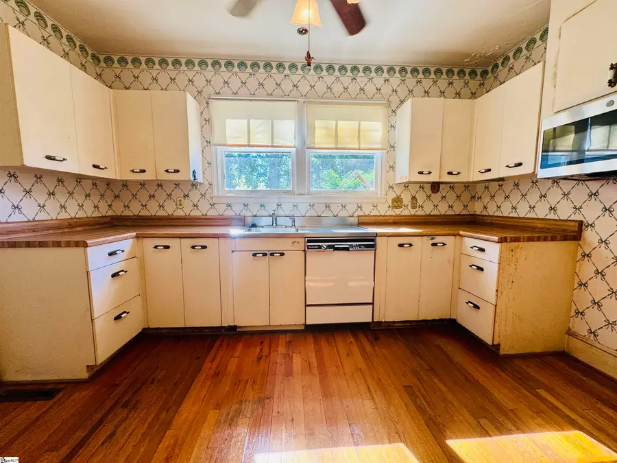 302 Chestnut Street, Abbeville, SC 29620 - #3