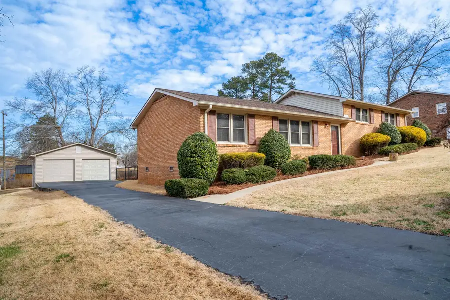 220 Fairhill Dr, Wellford, SC 29385 - #2