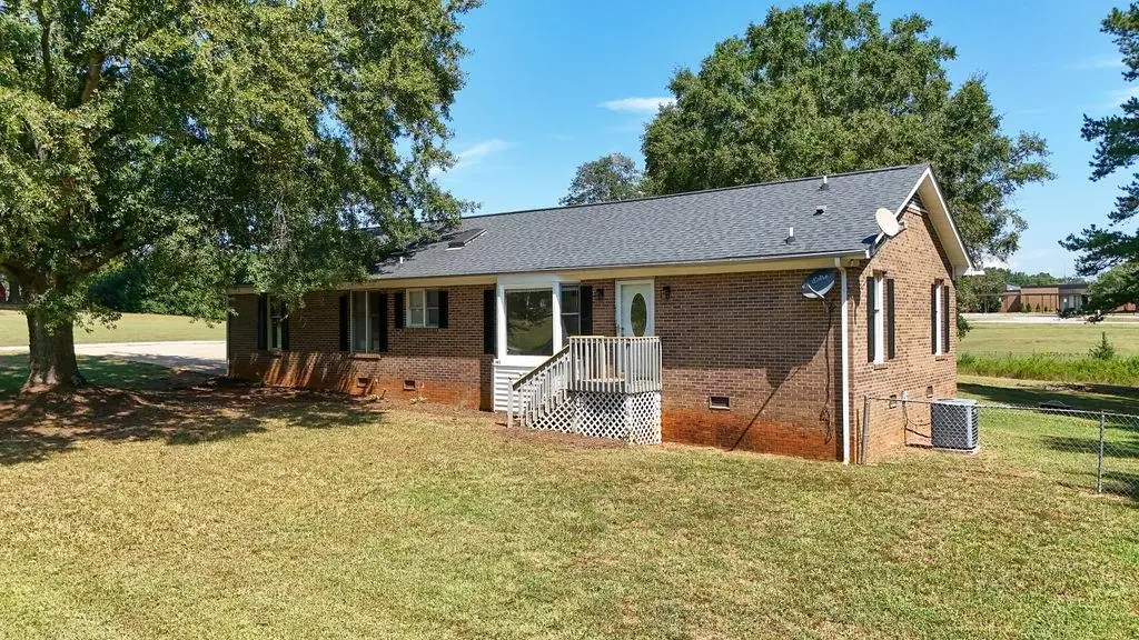 145 Lakeview Dr, Cowpens, SC 29330 - #1