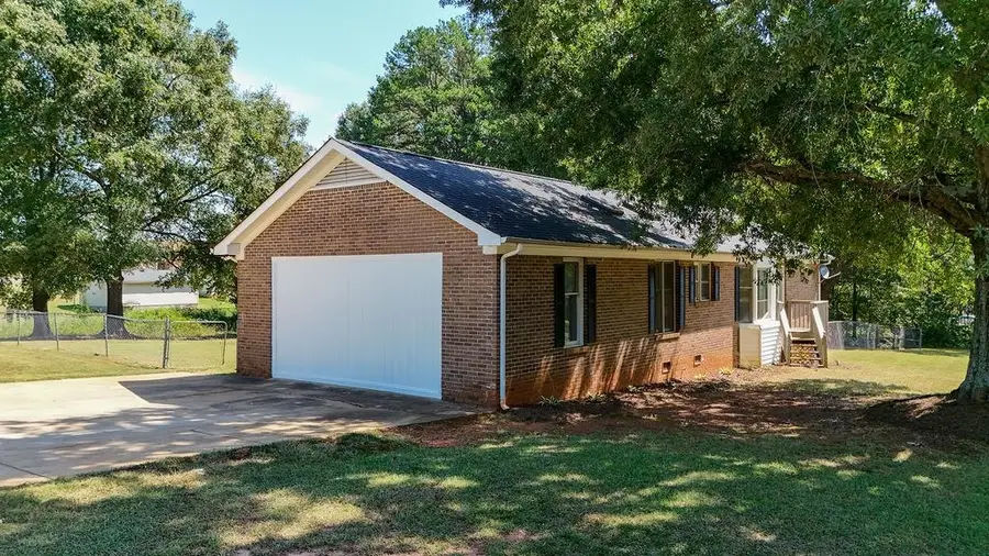 145 Lakeview Dr, Cowpens, SC 29330 - #3