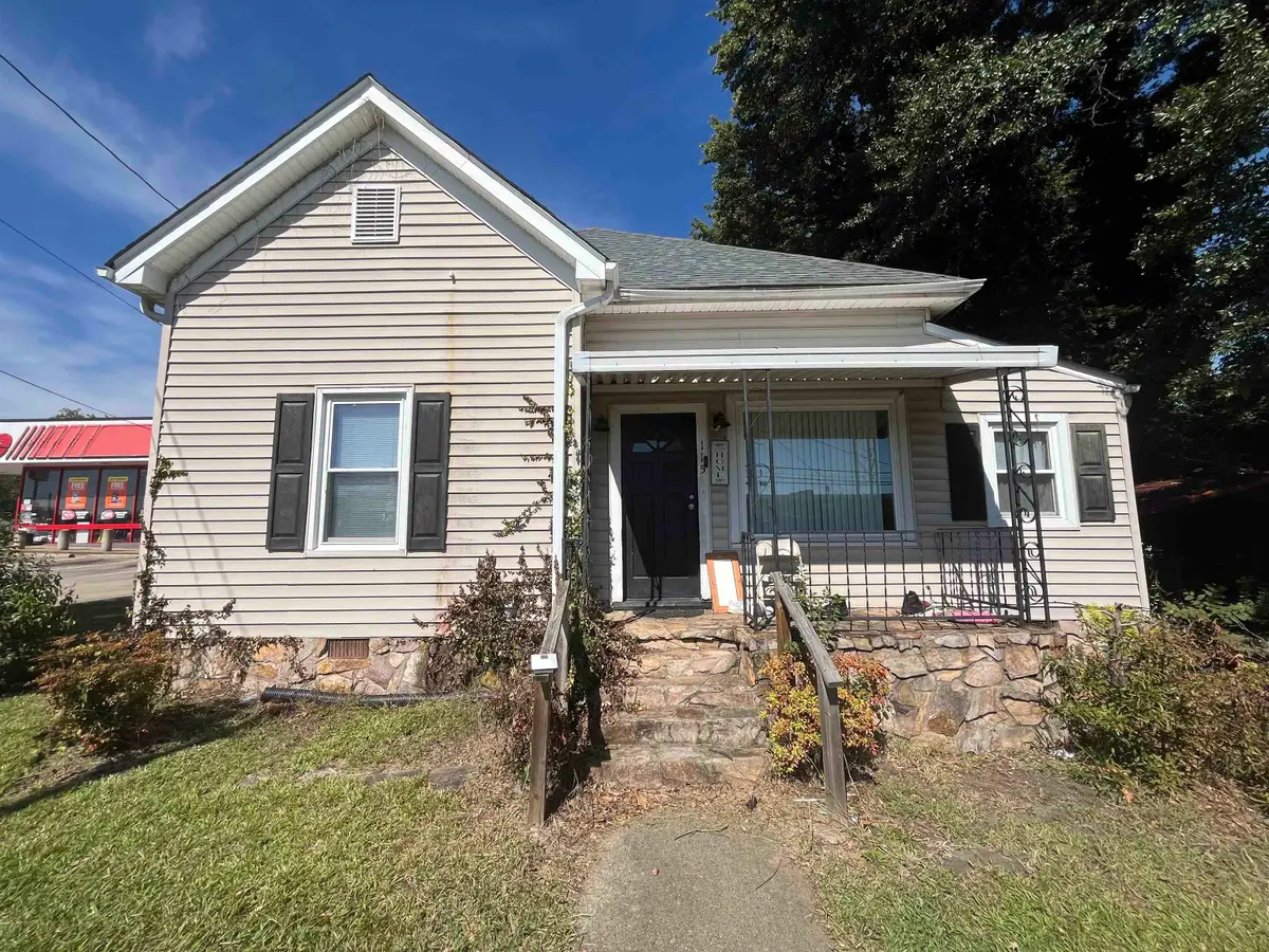 115 N Logan St, Gaffney, SC 29341 - #1